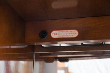 中古　超美品　maruni(マルニ木工)　ブリタニアシリーズ　135　英国クラシックの気品漂う収納力抜群のサイドボード(キュリオケース、戸棚、収納棚)(定価約108万円)(R-084443)