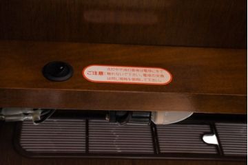中古　超美品　maruni(マルニ木工)　ブリタニアシリーズ　135　英国クラシックの気品漂う収納力抜群のサイドボード(キュリオケース、戸棚、収納棚)(定価約108万円)(R-084443)