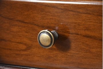 中古　超美品　maruni(マルニ木工)　ブリタニアシリーズ　135　英国クラシックの気品漂う収納力抜群のサイドボード(キュリオケース、戸棚、収納棚)(定価約108万円)(R-084443)