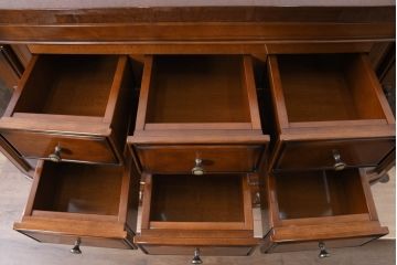 中古　超美品　maruni(マルニ木工)　ブリタニアシリーズ　135　英国クラシックの気品漂う収納力抜群のサイドボード(キュリオケース、戸棚、収納棚)(定価約108万円)(R-084443)