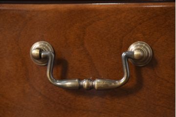 中古　超美品　maruni(マルニ木工)　ブリタニアシリーズ　135　英国クラシックの気品漂う収納力抜群のサイドボード(キュリオケース、戸棚、収納棚)(定価約108万円)(R-084443)