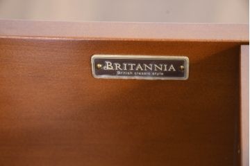 中古　超美品　maruni(マルニ木工)　ブリタニアシリーズ　135　英国クラシックの気品漂う収納力抜群のサイドボード(キュリオケース、戸棚、収納棚)(定価約108万円)(R-084443)