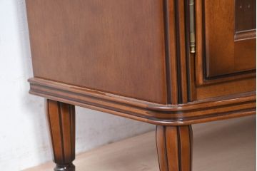 中古　超美品　maruni(マルニ木工)　ブリタニアシリーズ　135　英国クラシックの気品漂う収納力抜群のサイドボード(キュリオケース、戸棚、収納棚)(定価約108万円)(R-084443)