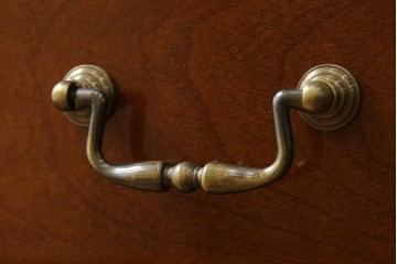 中古　超美品　maruni(マルニ木工)　ブリタニアシリーズ　135　英国クラシックの気品漂う収納力抜群のサイドボード　定価約108万円相当　(R-084443)