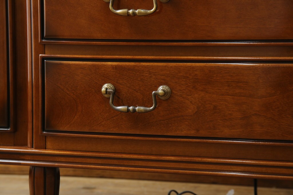 中古　超美品　maruni(マルニ木工)　ブリタニアシリーズ　135　英国クラシックの気品漂う収納力抜群のサイドボード　定価約108万円相当　(R-084443)