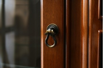 中古　超美品　maruni(マルニ木工)　ブリタニアシリーズ　135　英国クラシックの気品漂う収納力抜群のサイドボード　定価約108万円相当　(R-084443)