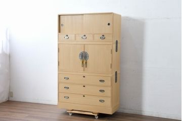 中古　衣装盆付き　上品な金具の意匠が目を引く加茂総桐箪笥(並厚、桐たんす、衣装箪笥、収納箪笥、着物箪笥、引き出し、和タンス、チェスト、バラ売り可能)(R-084444)