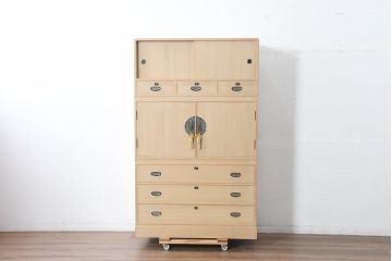 中古　衣装盆付き　上品な金具の意匠が目を引く加茂総桐箪笥(並厚、桐たんす、衣装箪笥、収納箪笥、着物箪笥、引き出し、和タンス、チェスト、バラ売り可能)(R-084444)