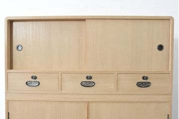 中古　衣装盆付き　上品な金具の意匠が目を引く加茂総桐箪笥(並厚、桐たんす、衣装箪笥、収納箪笥、着物箪笥、引き出し、和タンス、チェスト、バラ売り可能)(R-084444)