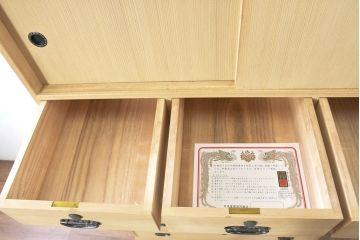 中古　衣装盆付き　上品な金具の意匠が目を引く加茂総桐箪笥(並厚、桐たんす、衣装箪笥、収納箪笥、着物箪笥、引き出し、和タンス、チェスト、バラ売り可能)(R-084444)