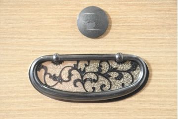 中古　衣装盆付き　上品な金具の意匠が目を引く加茂総桐箪笥(並厚、桐たんす、衣装箪笥、収納箪笥、着物箪笥、引き出し、和タンス、チェスト、バラ売り可能)(R-084444)