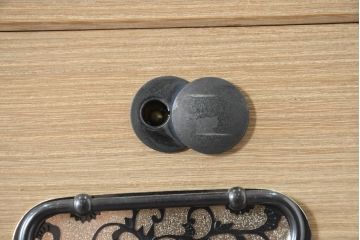 中古　衣装盆付き　上品な金具の意匠が目を引く加茂総桐箪笥(並厚、桐たんす、衣装箪笥、収納箪笥、着物箪笥、引き出し、和タンス、チェスト、バラ売り可能)(R-084444)