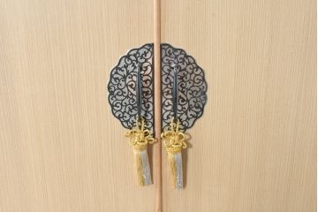 中古　衣装盆付き　上品な金具の意匠が目を引く加茂総桐箪笥(並厚、桐たんす、衣装箪笥、収納箪笥、着物箪笥、引き出し、和タンス、チェスト、バラ売り可能)(R-084444)