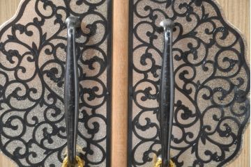 中古　衣装盆付き　上品な金具の意匠が目を引く加茂総桐箪笥(並厚、桐たんす、衣装箪笥、収納箪笥、着物箪笥、引き出し、和タンス、チェスト、バラ売り可能)(R-084444)