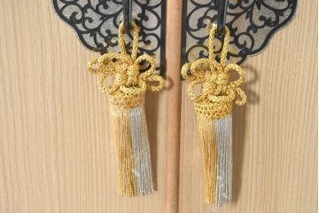 中古　衣装盆付き　上品な金具の意匠が目を引く加茂総桐箪笥(並厚、桐たんす、衣装箪笥、収納箪笥、着物箪笥、引き出し、和タンス、チェスト、バラ売り可能)(R-084444)