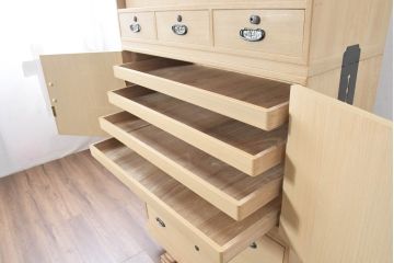 中古　衣装盆付き　上品な金具の意匠が目を引く加茂総桐箪笥(並厚、桐たんす、衣装箪笥、収納箪笥、着物箪笥、引き出し、和タンス、チェスト、バラ売り可能)(R-084444)