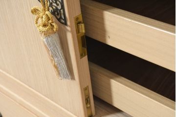 中古　衣装盆付き　上品な金具の意匠が目を引く加茂総桐箪笥(並厚、桐たんす、衣装箪笥、収納箪笥、着物箪笥、引き出し、和タンス、チェスト、バラ売り可能)(R-084444)