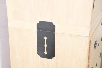 中古　衣装盆付き　上品な金具の意匠が目を引く加茂総桐箪笥(並厚、桐たんす、衣装箪笥、収納箪笥、着物箪笥、引き出し、和タンス、チェスト、バラ売り可能)(R-084444)