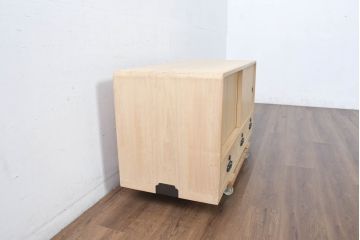 中古　上品な金具の意匠が目を引く加茂総桐箪笥・上段(並厚、桐たんす、ローボード、引き出し、テレビ台、テレビボード、和タンス)(R-084445)