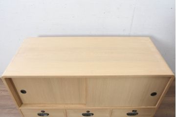 中古　上品な金具の意匠が目を引く加茂総桐箪笥・上段(並厚、桐たんす、ローボード、引き出し、テレビ台、テレビボード、和タンス)(R-084445)