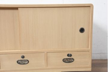 中古　上品な金具の意匠が目を引く加茂総桐箪笥・上段(並厚、桐たんす、ローボード、引き出し、テレビ台、テレビボード、和タンス)(R-084445)