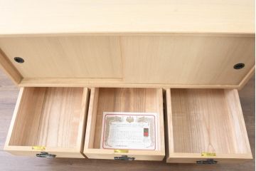 中古　上品な金具の意匠が目を引く加茂総桐箪笥・上段(並厚、桐たんす、ローボード、引き出し、テレビ台、テレビボード、和タンス)(R-084445)