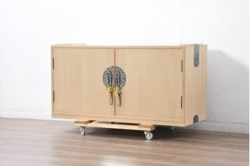 中古　衣装盆付き　上品な金具の意匠が目を引く加茂総桐箪笥・中段(並厚、桐たんす、着物箪笥、和タンス、サイドボード、サイドキャビネット)(R-084446)