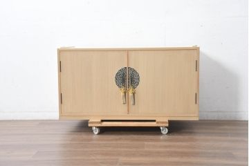 中古　衣装盆付き　上品な金具の意匠が目を引く加茂総桐箪笥・中段(並厚、桐たんす、着物箪笥、和タンス、サイドボード、サイドキャビネット)(R-084446)