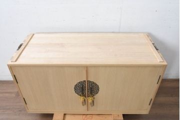 中古　衣装盆付き　上品な金具の意匠が目を引く加茂総桐箪笥・中段(並厚、桐たんす、着物箪笥、和タンス、サイドボード、サイドキャビネット)(R-084446)