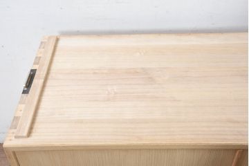 中古　衣装盆付き　上品な金具の意匠が目を引く加茂総桐箪笥・中段(並厚、桐たんす、着物箪笥、和タンス、サイドボード、サイドキャビネット)(R-084446)
