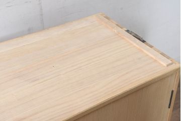 中古　衣装盆付き　上品な金具の意匠が目を引く加茂総桐箪笥・中段(並厚、桐たんす、着物箪笥、和タンス、サイドボード、サイドキャビネット)(R-084446)