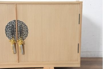 中古　衣装盆付き　上品な金具の意匠が目を引く加茂総桐箪笥・中段(並厚、桐たんす、着物箪笥、和タンス、サイドボード、サイドキャビネット)(R-084446)