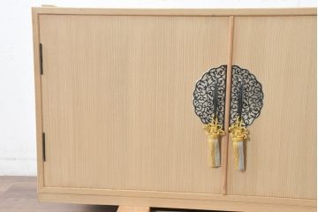 中古　衣装盆付き　上品な金具の意匠が目を引く加茂総桐箪笥・中段(並厚、桐たんす、着物箪笥、和タンス、サイドボード、サイドキャビネット)(R-084446)