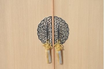 中古　衣装盆付き　上品な金具の意匠が目を引く加茂総桐箪笥・中段(並厚、桐たんす、着物箪笥、和タンス、サイドボード、サイドキャビネット)(R-084446)