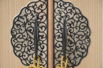 中古　衣装盆付き　上品な金具の意匠が目を引く加茂総桐箪笥・中段(並厚、桐たんす、着物箪笥、和タンス、サイドボード、サイドキャビネット)(R-084446)