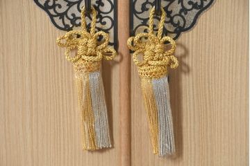 中古　衣装盆付き　上品な金具の意匠が目を引く加茂総桐箪笥・中段(並厚、桐たんす、着物箪笥、和タンス、サイドボード、サイドキャビネット)(R-084446)