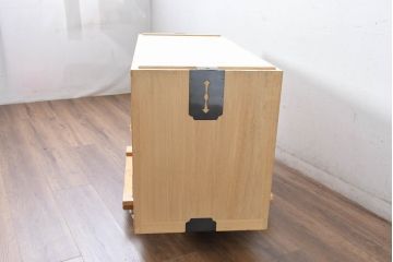 中古　衣装盆付き　上品な金具の意匠が目を引く加茂総桐箪笥・中段(並厚、桐たんす、着物箪笥、和タンス、サイドボード、サイドキャビネット)(R-084446)