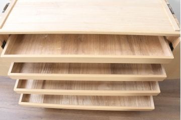 中古　衣装盆付き　上品な金具の意匠が目を引く加茂総桐箪笥・中段(並厚、桐たんす、着物箪笥、和タンス、サイドボード、サイドキャビネット)(R-084446)