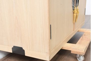 中古　衣装盆付き　上品な金具の意匠が目を引く加茂総桐箪笥・中段(並厚、桐たんす、着物箪笥、和タンス、サイドボード、サイドキャビネット)(R-084446)