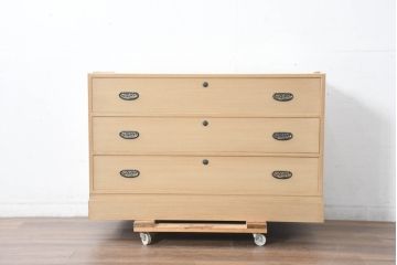 中古　上品な金具の意匠が目を引く加茂総桐箪笥・下段(並厚、桐たんす、衣装箪笥、収納箪笥、和タンス、サイドボード、サイドチェスト)(R-084447)