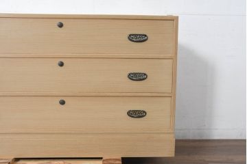 中古　上品な金具の意匠が目を引く加茂総桐箪笥・下段(並厚、桐たんす、衣装箪笥、収納箪笥、和タンス、サイドボード、サイドチェスト)(R-084447)