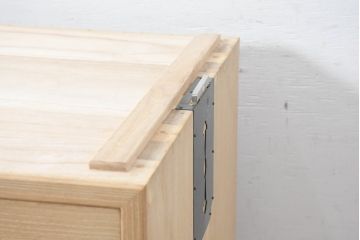 中古　上品な金具の意匠が目を引く加茂総桐箪笥・下段(並厚、桐たんす、衣装箪笥、収納箪笥、和タンス、サイドボード、サイドチェスト)(R-084447)