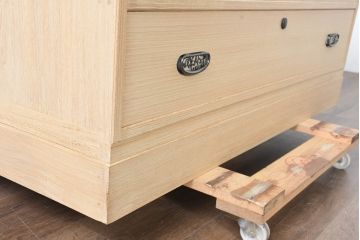 中古　上品な金具の意匠が目を引く加茂総桐箪笥・下段(並厚、桐たんす、衣装箪笥、収納箪笥、和タンス、サイドボード、サイドチェスト)(R-084447)