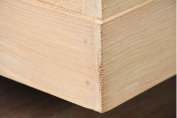 中古　上品な金具の意匠が目を引く加茂総桐箪笥・下段(並厚、桐たんす、衣装箪笥、収納箪笥、和タンス、サイドボード、サイドチェスト)(R-084447)