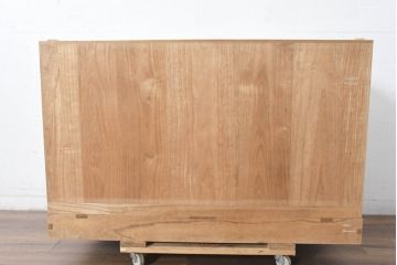 中古　上品な金具の意匠が目を引く加茂総桐箪笥・下段(並厚、桐たんす、衣装箪笥、収納箪笥、和タンス、サイドボード、サイドチェスト)(R-084447)
