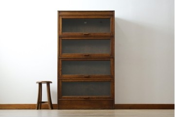 イギリスアンティーク　オーク材　スライド扉(フリップアップ扉)付き!　直線的で重厚感のある佇まいが魅力のブックケース(本箱、カップボード、キャビネット、収納棚、戸棚、英国)(R-084448)