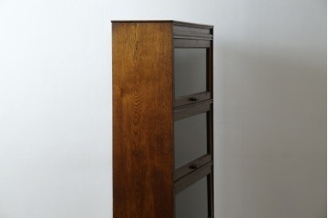 イギリスアンティーク　オーク材　スライド扉(フリップアップ扉)付き!　直線的で重厚感のある佇まいが魅力のブックケース(本箱、カップボード、キャビネット、収納棚、戸棚、英国)(R-084448)