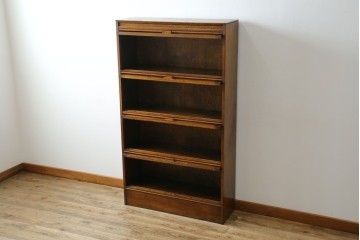 イギリスアンティーク　オーク材　スライド扉(フリップアップ扉)付き!　直線的で重厚感のある佇まいが魅力のブックケース(本箱、カップボード、キャビネット、収納棚、戸棚、英国)(R-084448)