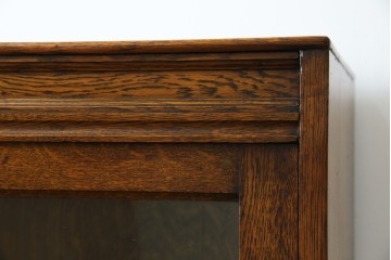 イギリスアンティーク　オーク材　スライド扉(フリップアップ扉)付き!　直線的で重厚感のある佇まいが魅力のブックケース(本箱、カップボード、キャビネット、収納棚、戸棚、英国)(R-084448)