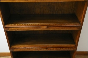 イギリスアンティーク　オーク材　スライド扉(フリップアップ扉)付き!　直線的で重厚感のある佇まいが魅力のブックケース(本箱、カップボード、キャビネット、収納棚、戸棚、英国)(R-084448)